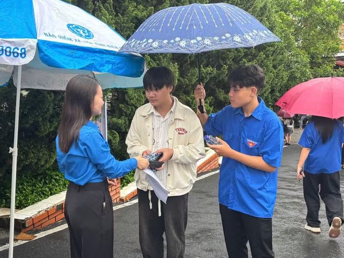 "Sĩ tử" Điện Biên được đội ngũ tình nguyện viên hỗ trợ tại Điểm thi THPT Chuyên Lê Quý Đôn.