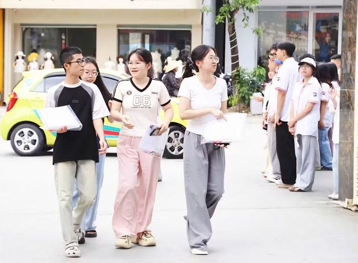 Thí sinh đến Điểm thi Trường THPT Việt Bắc.