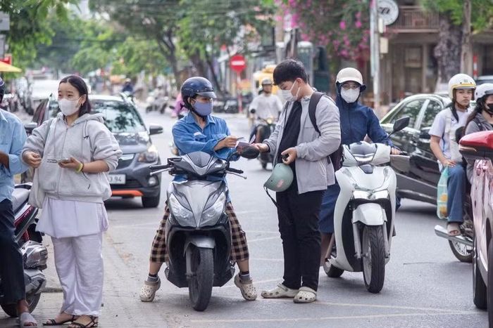 Nhiều thí sinh có mặt ở điểm thi từ sớm.