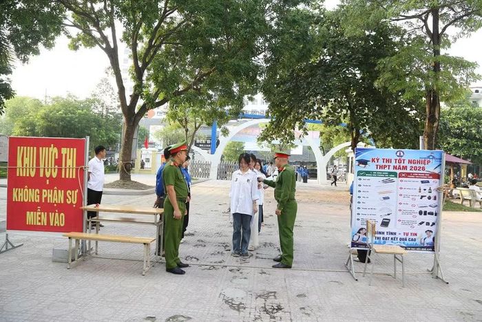 Lực lượng chức năng sử dụng máy quét cầm tay để hỗ trợ kiểm soát thí sinh vào phòng thi.
