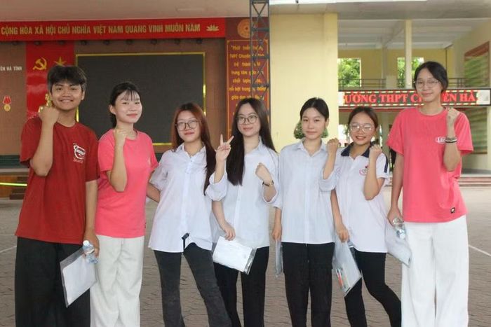 Thí sinh Điểm thi THPT chuyên Hà Tĩnh tự tin bước vào thi môn Ngữ Văn - môn thi đầu tiên Kỳ thi tốt nghiệp THPT.