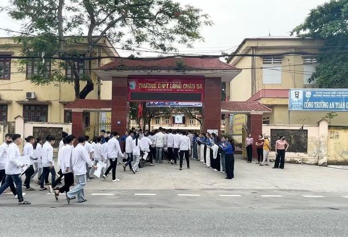 Điểm thi Trường THPT Long Châu Sa (xã Lâm Thao) có tổng số 645 thí sinh đăng ký dự thi.