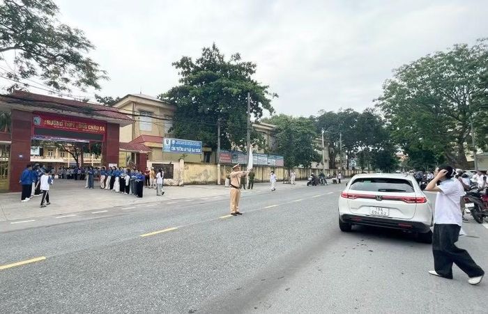 Lực lượng CSGT Công an tỉnh Phú Thọ phân luồng, đảm bảo giao thông tại khu vực điểm thi Trường THPT Long Châu Sa.