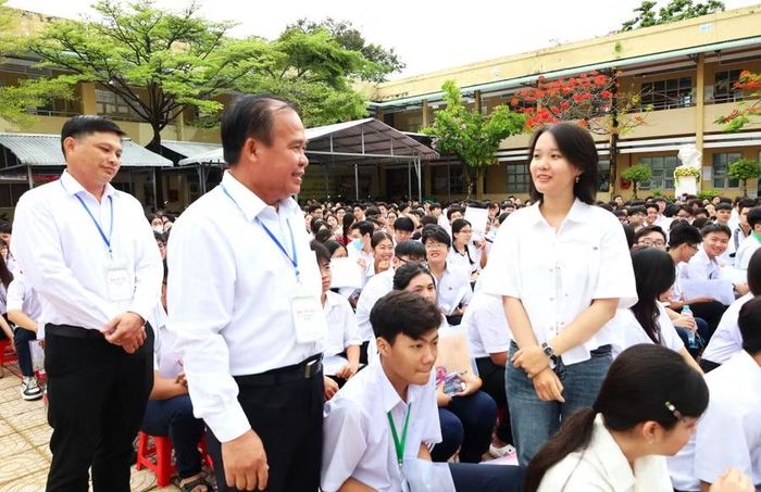 Ông Nguyễn Minh Luân, Phó Chủ tịch UBND tỉnh, Trưởng Ban Chỉ đạo kỳ thi tốt nghiệp THPT tỉnh Cà Mau thăm hỏi, động viên thí sinh.