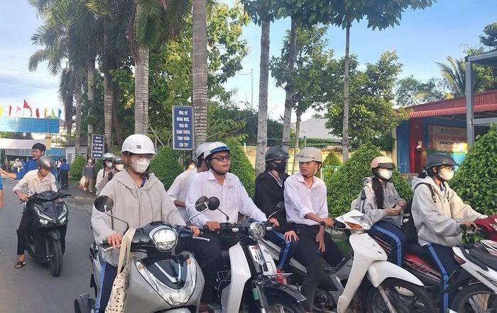 Thời tiết thuận lợi thí sinh đến điểm thi.