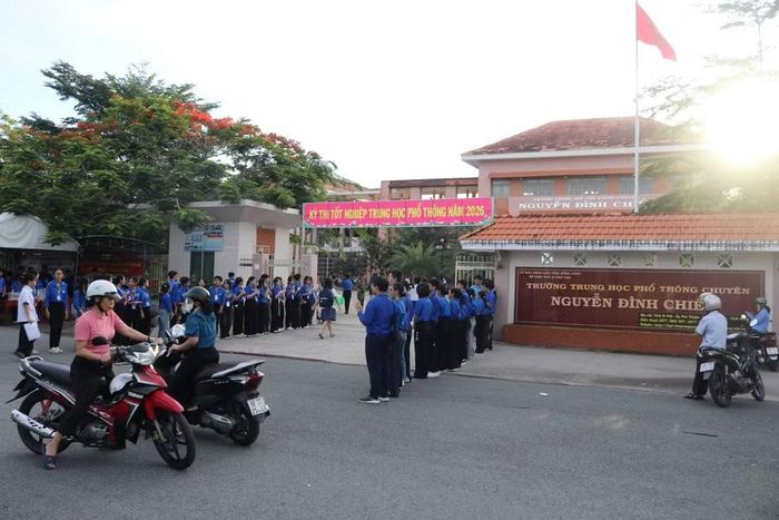 Điểm thi Trường THPT chuyên Nguyễn Đình Chiểu (xã Tân Dương) sáng 11/6.