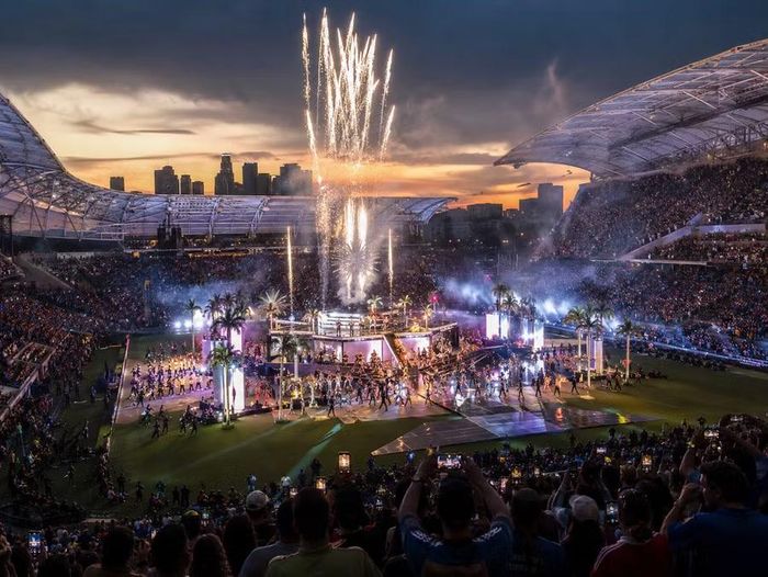 Hình ảnh minh họa chương trình tại Los Angeles Stadium trước trận Mỹ - Paraguay ngày 12/6. Sân khấu mang phong cách giải trí hiện đại, kết hợp âm nhạc, trình diễn quy mô lớn và không khí lễ hội đặc trưng của thành phố Los Angeles.