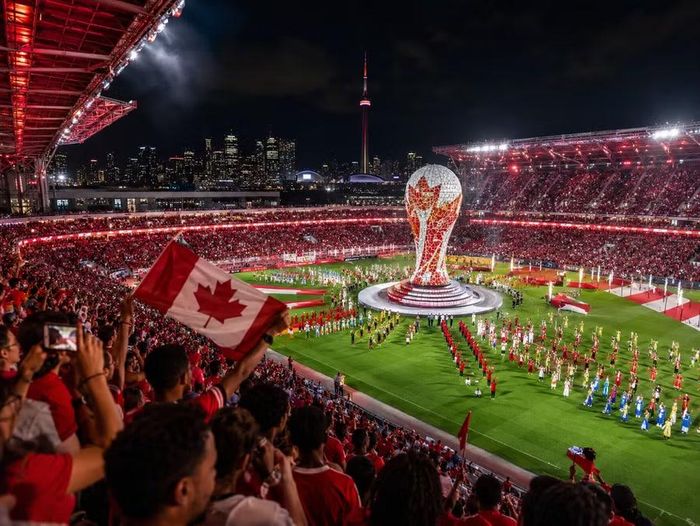 Hình ảnh minh họa lễ khai mạc tại Toronto Stadium trước trận Canada - Bosnia và Herzegovina ngày 12/6. Điểm nhấn của chương trình là hình tượng Cup World Cup được tái hiện bằng nghệ thuật ghép mảnh, biểu trưng cho sự đa dạng văn hóa của Canada.