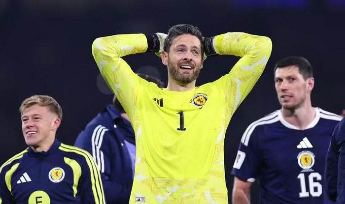 Tính đến ngày khai mạc 11/6, thủ môn Craig Gordon của Scotland là cầu thủ lớn tuổi nhất World Cup 2026 với 43 tuổi 162 ngày. Tiền đạo Cristiano Ronaldo đứng ngay phía sau với 41 tuổi 126 ngày. Gilberto Mora là cầu thủ trẻ nhất
