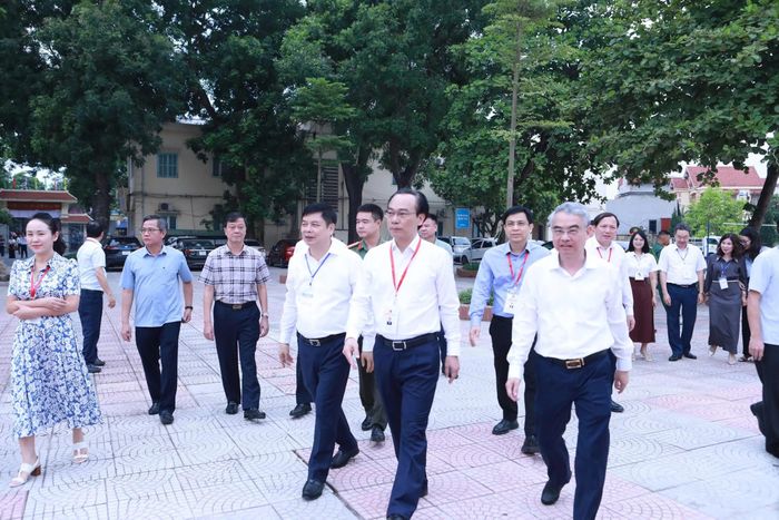Bộ trưởng Hoàng Minh Sơn và đoàn công tác thăm Điểm thi Trường THPT Kim Động (Hưng Yên).
