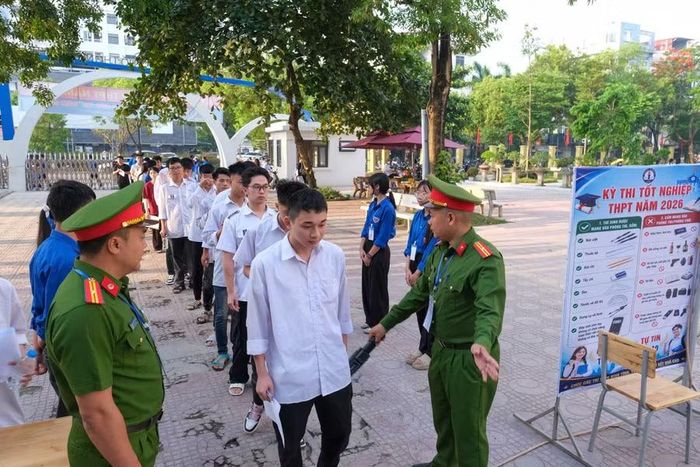 Thí sinh dự thi tại Điểm thi Trường THPT Chuyên Bắc Giang.