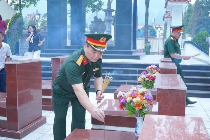 Thắp hương trước khi lấy mẫu ADN xác định danh tính các liệt sĩ tại Nghĩa trang Liệt sĩ xã Mèo Vạc.