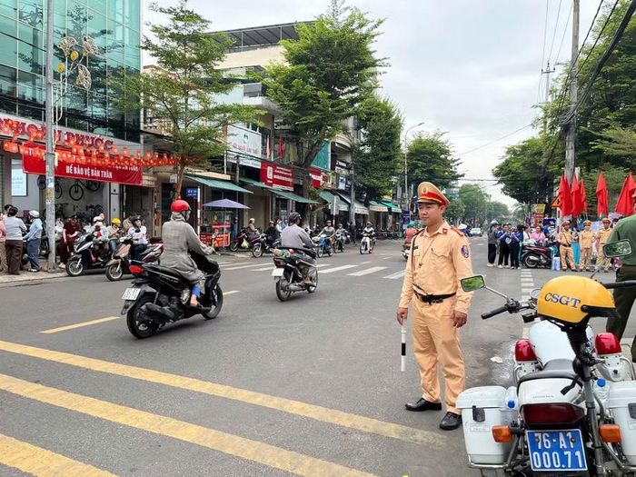 Lực lượng CSGT Công an tỉnh Quảng Ngãi đảm bảo an ninh trật tự tại Điểm thi Trường THPT Trần Quốc Tuấn.