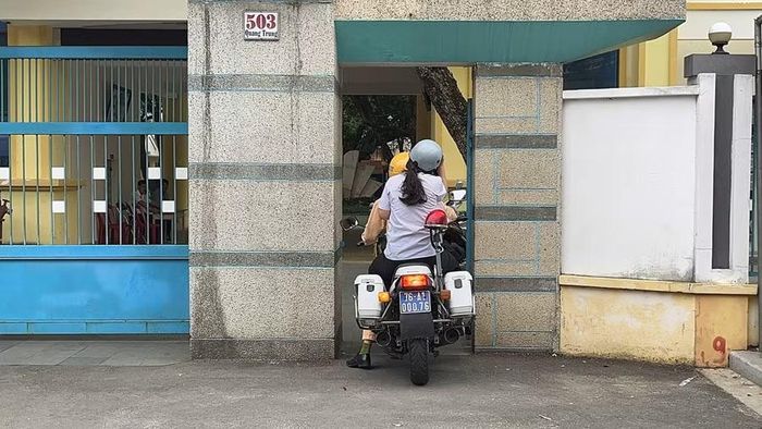 Thí sinh ngủ quên được CSGT đưa đến Điểm thi kịp thời.