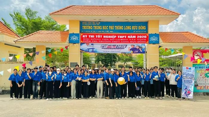 Bên cạnh việc huy động tối đa nguồn lực tại chỗ của địa phương, Trung ương Hội Sinh viên Việt Nam cũng dành sự quan tâm đặc biệt khi triển khai trao tặng các phần quà và công trình "Tiếp sức mùa thi" thiết thực cho 6 đoàn trường thụ hưởng trên địa bàn.