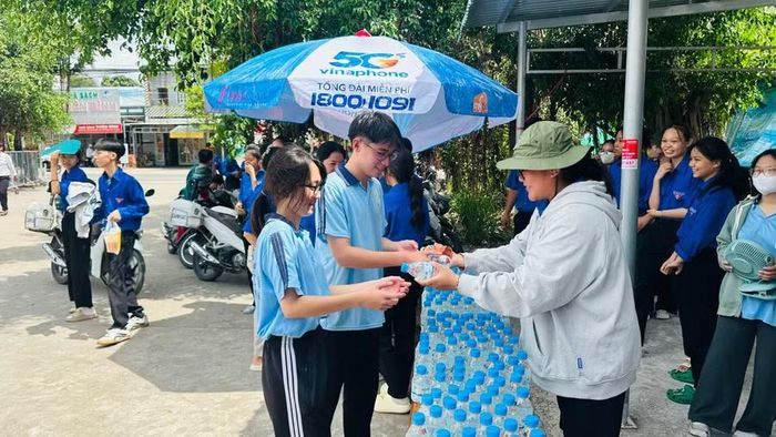 Tại mỗi điểm trường, lực lượng đoàn viên, thanh niên tình nguyện sẽ được phân công túc trực từ rất sớm để hỗ trợ sơ đồ phòng thi, cung cấp nước uống, phát dụng cụ học tập miễn phí, đồng thời đảm bảo an toàn khu vực thi.