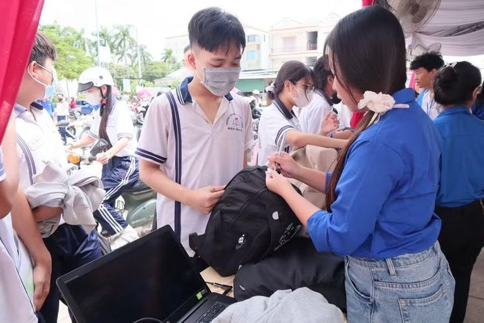 Sự tiếp sức kịp thời này không chỉ là nguồn động viên vật chất quan trọng mà còn khích lệ tinh thần to lớn đối với các đội hình tình nguyện đang làm nhiệm vụ dưới thời tiết khắc nghiệt của mùa hè.