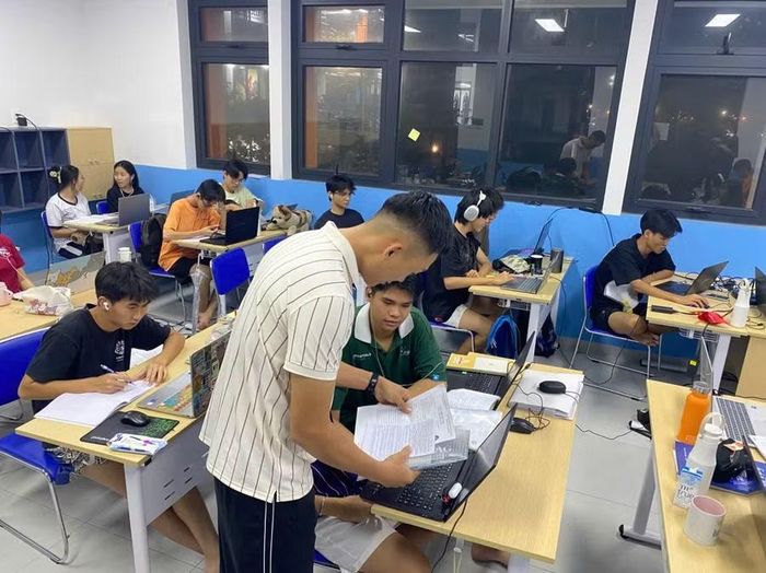 Giờ ôn tập tập trung của học sinh Trường Hy vọng.