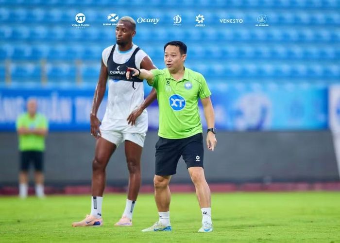 Thép Xanh Nam Định cán đích ở vị trí thứ 6 trên bảng xếp hạng với 35 điểm, trong khi đó, CA TPHCM xếp trên đối thủ với một điểm nhiều hơn. Ảnh: Thép Xanh Nam Định.