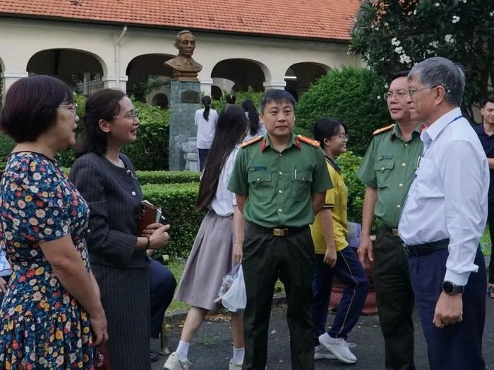 Ông Nguyễn Văn Hiếu thăm hỏi lực lượng tham gia phục vụ kỳ thi.