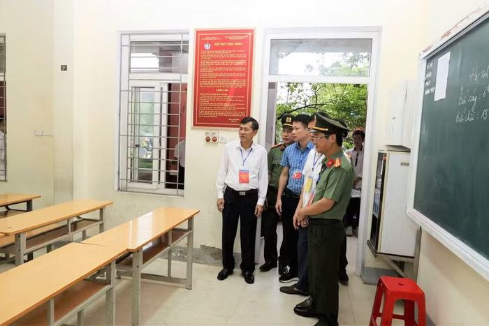 Đoàn công tác kiểm tra phòng thi Tại Trường THPT Huỳnh Thúc Kháng. Ảnh: Hồ Lài