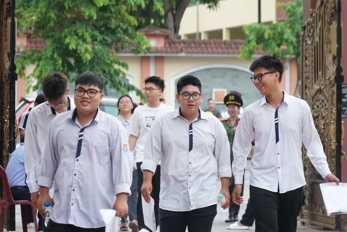Thí sinh dự thi tại Điểm thi Trường THPT Huỳnh Thúc Kháng. Ảnh: Hồ Lài