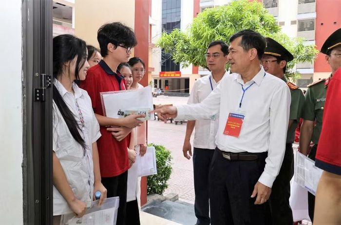 Ông Thái Văn Thành - Phó Chủ tịch UBND tỉnh Nghệ An động viên thí sinh Trường Phổ thông Trung học Dân tộc nội trú tỉnh. Ảnh: Hồ Lài