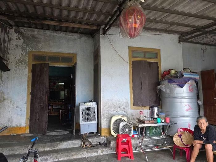 Bán nhà để chữa bệnh, chị Châu phải chuyển về tá túc túc, nương nhờ chị gái và mẹ già ngoài 80 tuổi. Cuộc sống của mẹ con chị cơ cực đủ đường.