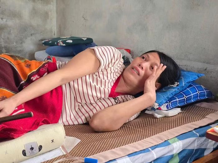 Biến cố chồng mất, tai nạn phải nằm liệt giường, suốt 10 năm ròng chị Châu sống trong cảnh đau đến, khốn khổ đủ đường.