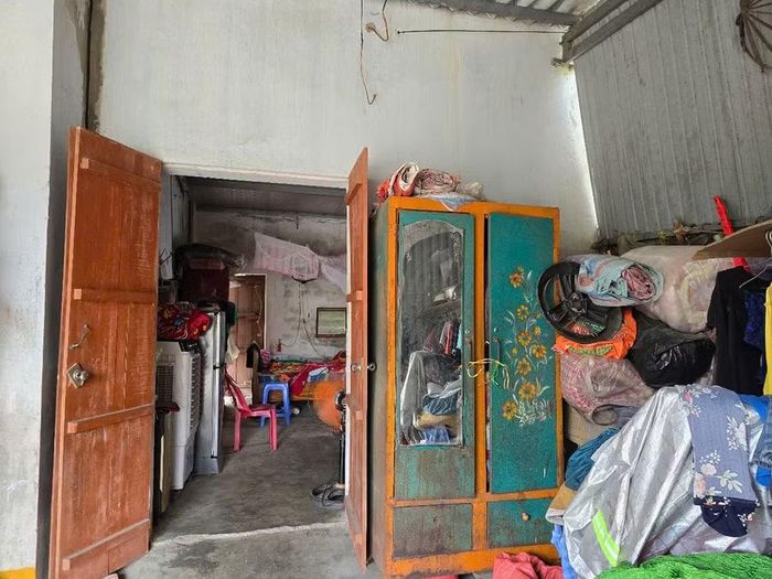 Ba thế hệ chen chúc trong căn phòng chật hẹp, nóng nực.