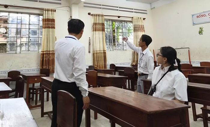 Phòng thi được lắp đặt đầy đủ hệ thống ghi âm, hai camera giám sát.