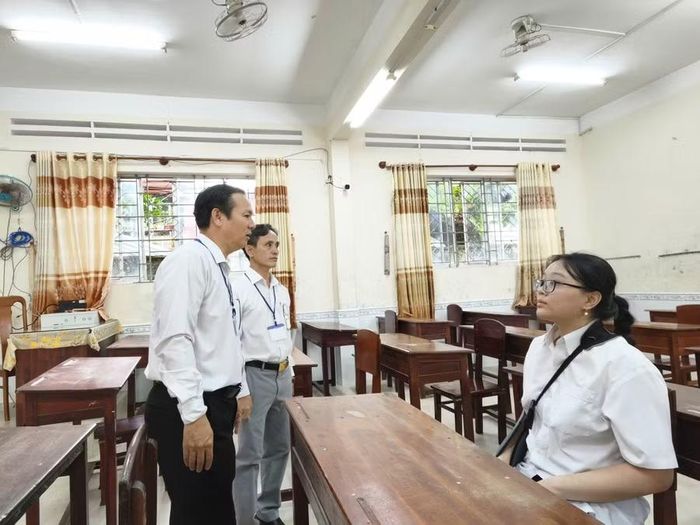 Em Trần Hoàng Anh Thư trong phòng thi.
