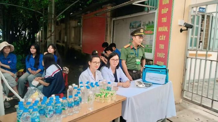 Cán bộ Trung tâm Y tế Thanh An trực tại Điểm thi trong sáng 11/6.