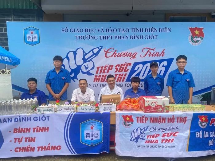 Cán bộ y tế thường trực tại Điểm thi Trường THPT Phan Đình Giót, phường Điện Biên Phủ.
