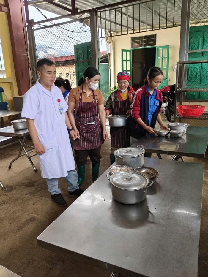 Kiểm tra an toàn thực phẩm tại các bếp ăn tập thể tại những Điểm thi khu vực Tủa Chùa.