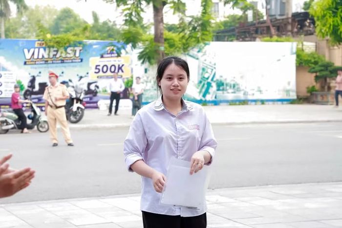 Thí sinh tự tin trước giờ vào làm bài thi đầu tiên- môn Ngữ văn tại Điểm thi Trường THPT Hàn Thuyên.