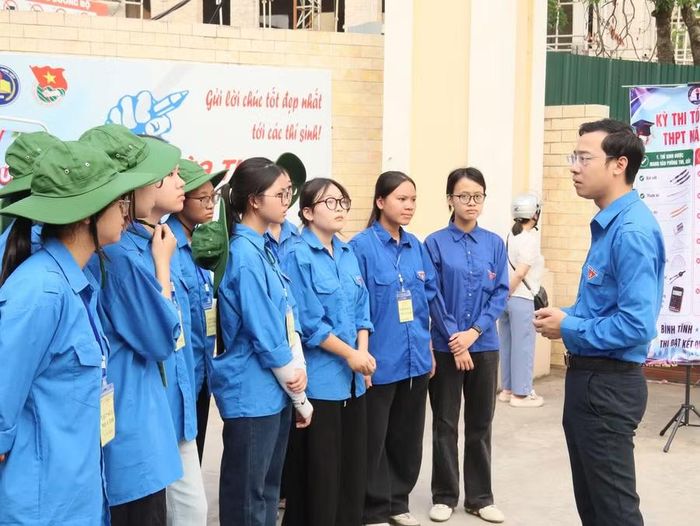 Phó Bí thư Tỉnh đoàn Bắc Ninh - Hà Thái Sơn động viên thanh niên tình nguyện làm nhiệm vụ tại Điểm thi Trường THPT Hoàng Quốc Việt.
