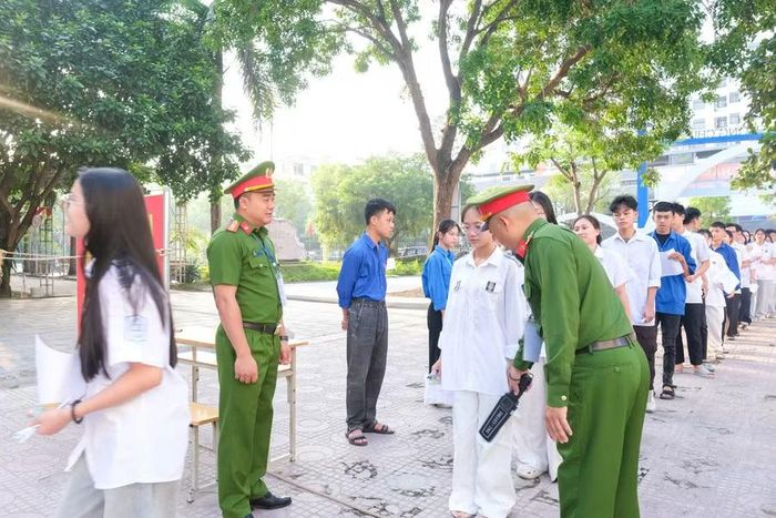 Thí sinh dự thi tại Điểm thi Trường THPT Chuyên Bắc Giang.