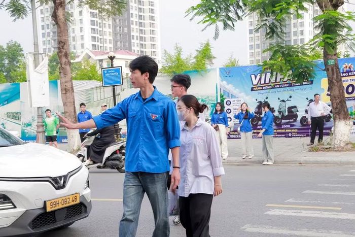 Thanh niên tình nguyện đón, hỗ trợ thí sinh qua đường.