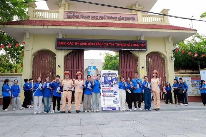 Đoàn Thanh niên Trường Cao đẳng Công nghiệp Bắc Ninh (BCI) triển khai đã góp phần tiếp thêm động lực cho các sĩ tử trước giờ làm bài.