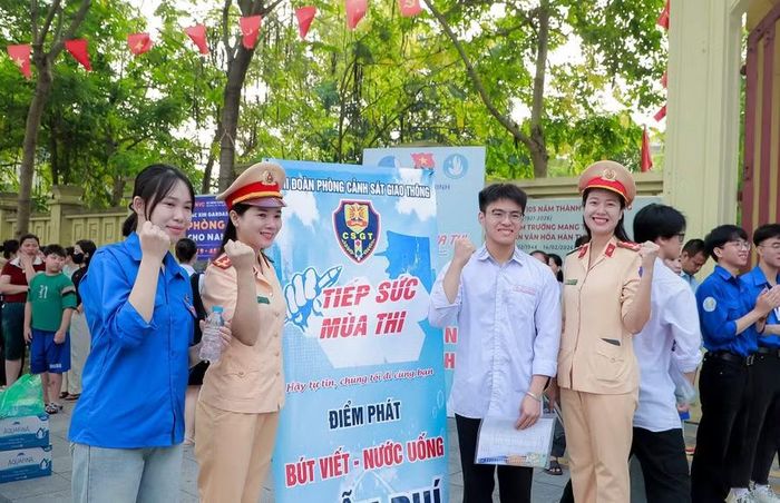 Tình nguyện viên động viên thí sinh trước giờ "G" tại Điểm thi Trường THPT Hàn Thuyên.