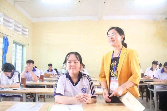 Bà Trần Thị Huyền, Quyền Giám đốc Sở GD&ĐT TP Cần Thơ động viên thí sinh trước giờ thi.