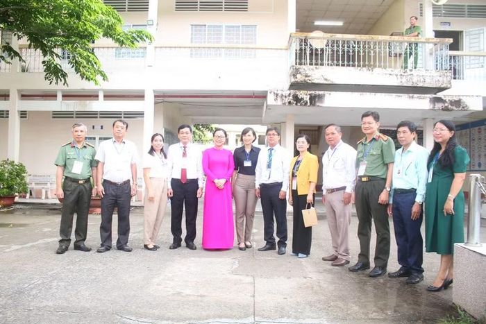 Đoàn công tác chụp ảnh lưu niệm cùng cán bộ làm công tác thi tại Điểm thi Trường THPT Ô Môn.