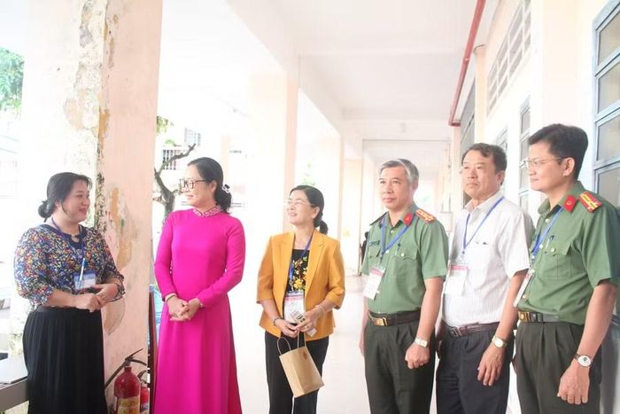 Đoàn công tác thăm hỏi cán bộ làm công tác thi.