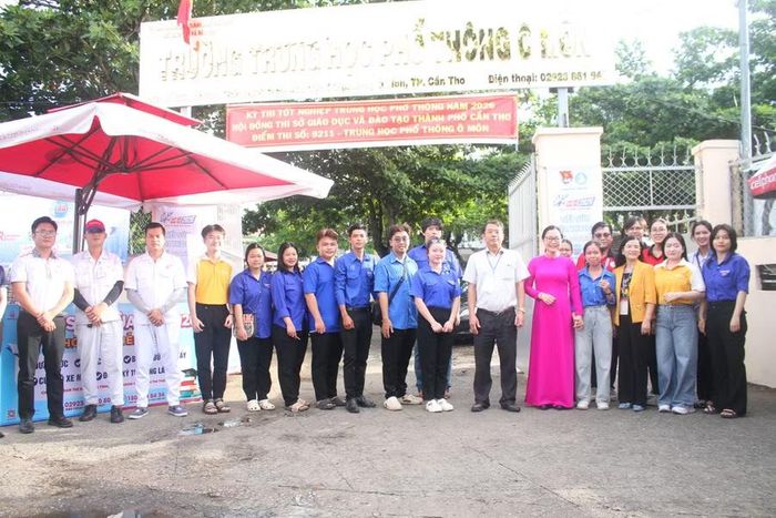 Đoàn công tác chụp ảnh cùng Đoàn viên thanh niên làm công tác Tiếp sức mùa thi.