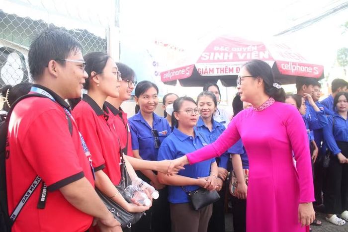 Thứ trưởng động viên lực lượng Đoàn thanh niên Tiếp sức mùa thi.