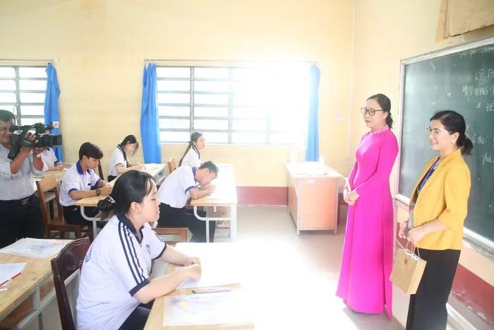 Thứ trưởng Nguyễn Thị Quyên Thanh và bà Trần Thị Huyền, Quyền Giám đốc Sở GD&ĐT TP Cần Thơ thăm hỏi thí sinh tại Điểm thi Trường THPT Ô Môn.