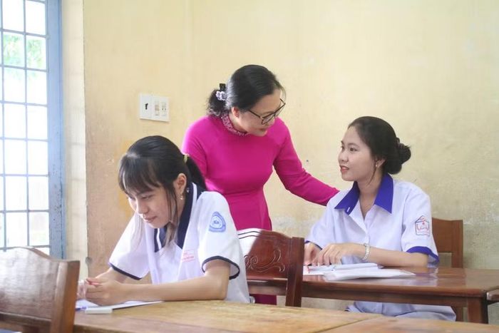 Thứ trưởng Nguyễn Thị Quyên Thanh ân cần thăm hỏi thí sinh.