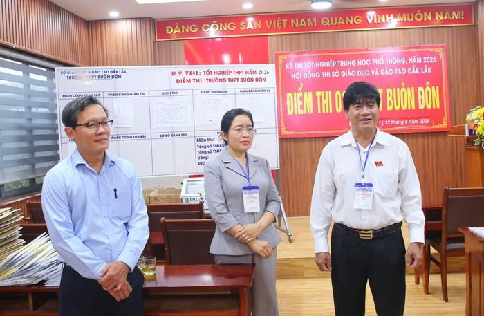 Phó Chủ tịch UBND tỉnh Nguyễn Thiên Văn, Giám đốc Sở GD&ĐT Lê Thị Thanh Xuân động viên cán bộ coi thi. (Ảnh: TT)