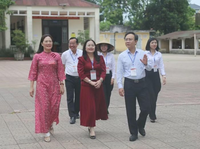 Đoàn kiểm tra tại điểm thi Trường THPT Vĩnh Linh.